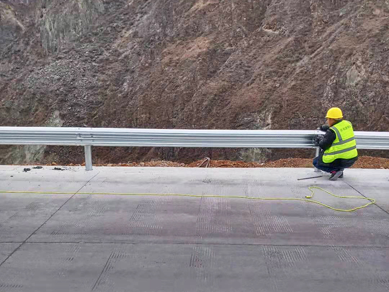 高速公路波形护栏